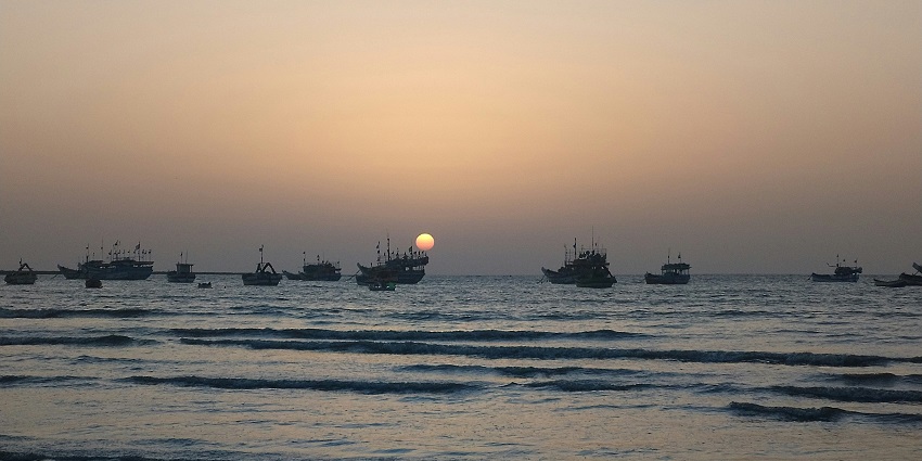 A serene view of Gorai Beach featuring glistening waters, myriad of boats, and more.