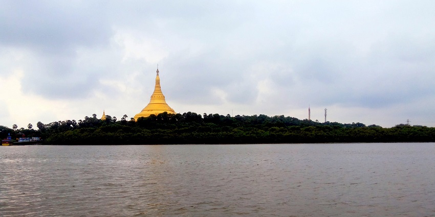 A picture of the Pagoda Temple taken from the Gorai beach with a beautiful sea view