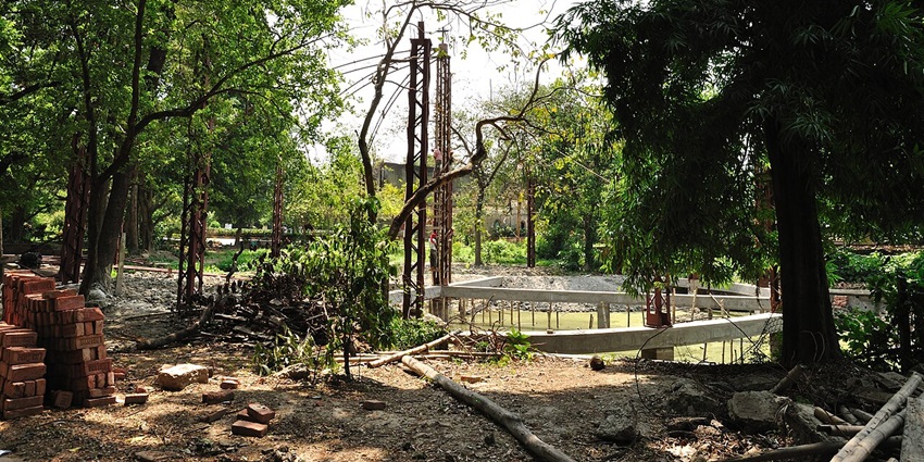 Shaheed Ashfaq Ullah Khan Zoological Park in Gorakhpur featuring Himalayan black bears, deer, and landscaped visitor trails, situated near Blue Lagoon Water Park.