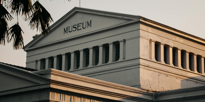 The iconic Government Museum, one of the famous places to visit near Cubbon Park.