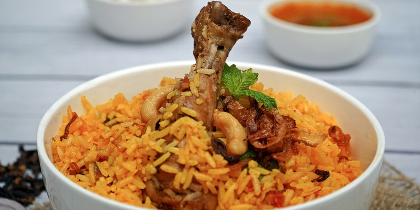 Naan Qalia is the special dish of Aurangabad that is served on a vibrant ceramic plate