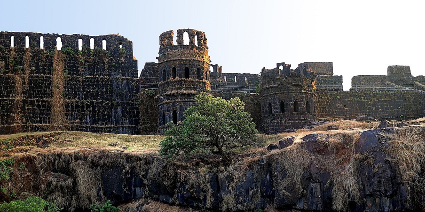 The historic fort, is among the famous places to visit in Guhagar with panoramic views and ancient architecture.