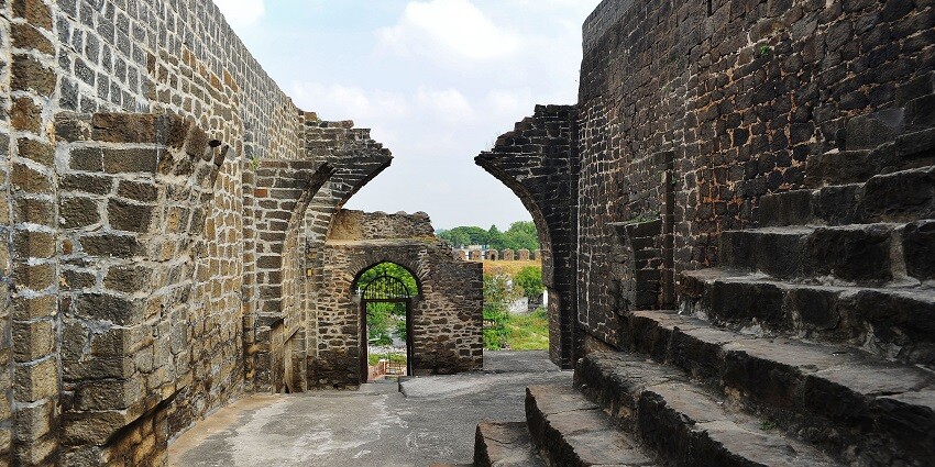 An image of Gulbarga Fort which was originally constructed by a Hindu king Raja Gulchand.