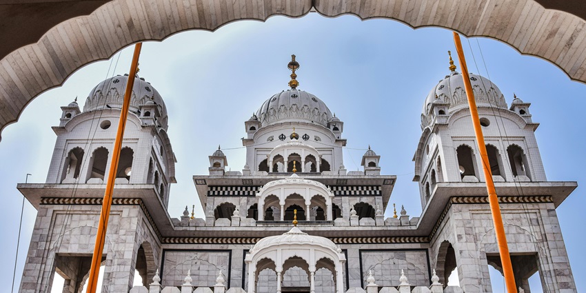 Sikh devotees gather at Gurdwara Banda Ghat Sahib, one of the places to visit in Nanded