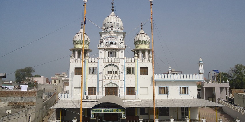An image of a peaceful Sikh shrine offering spiritual solace and community.