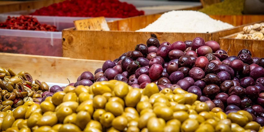 HUDA Market, famous for street shopping in Gurgaon also sells premium fruits.