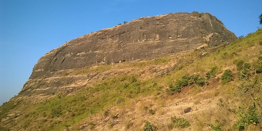 Hadsar Fort is a historic fortress offering stunning views and exploration opportunities.