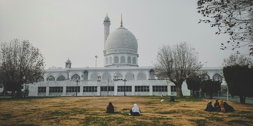 A glimpse of mesmerizing dargah on island, surrounded by Arabian Sea waters.