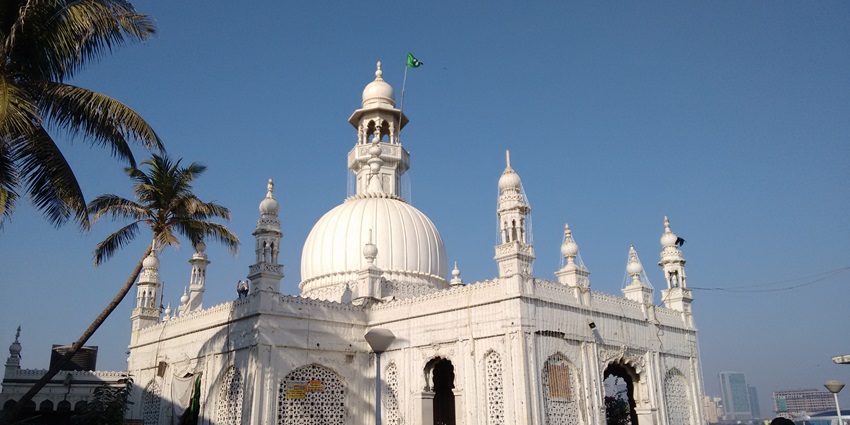 Haji Ali Dargah, a mosque, is among the best places to visit in Mumbai with friends.