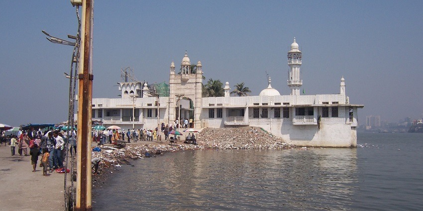 Haji Ali Dargah is a stunning mosque along the coast and an important pilgrimage site.