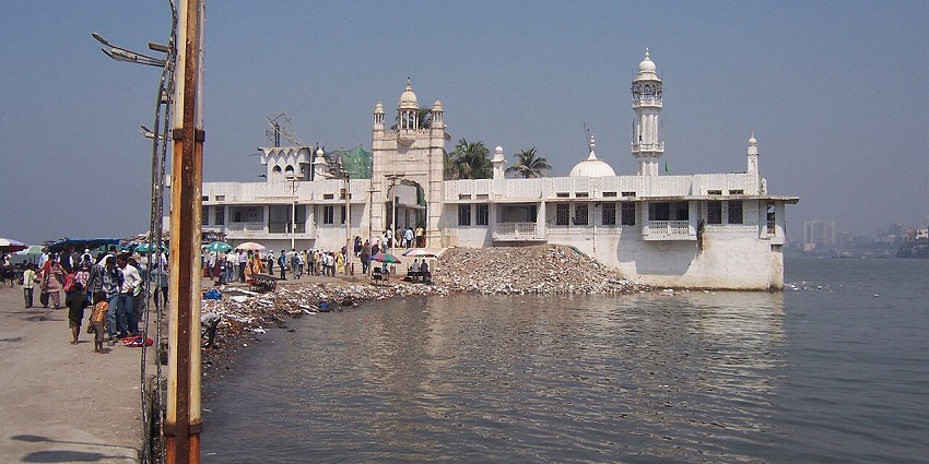 Haji Ali Dargah, a stunning mosque surrounded by water, showcasing intricate architecture and spiritual significance.