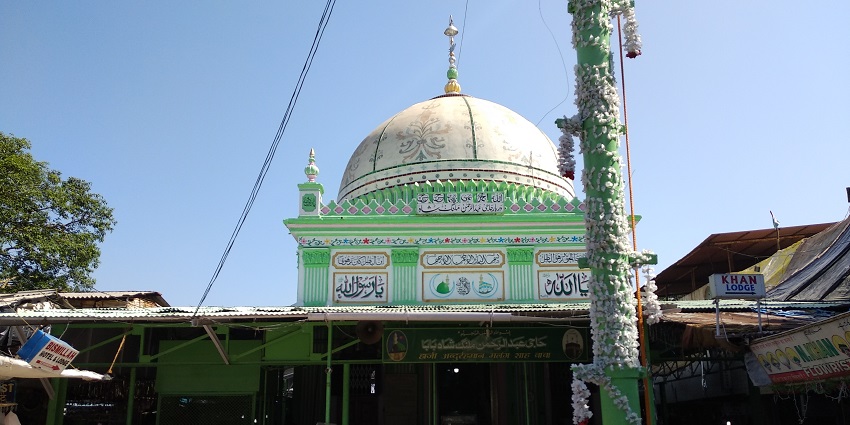 Haji Malang Dargah atop Malanggad offers spiritual peace and views.