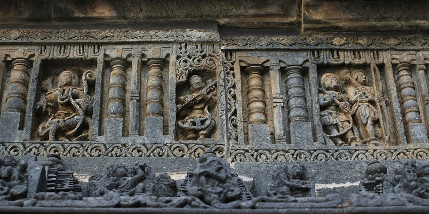 A shot of the entrance of Halebidu Temple, a place to visit near Belur for travellers.