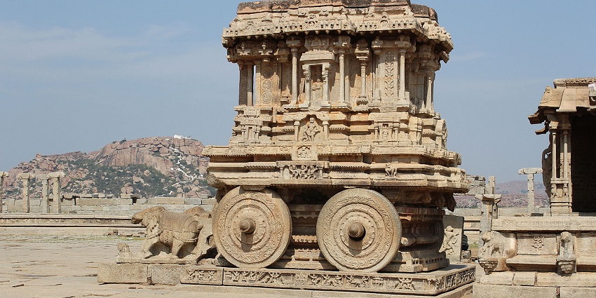 Hampi, a prosperous and grand city near the Tungabhadra River, with numerous temples.