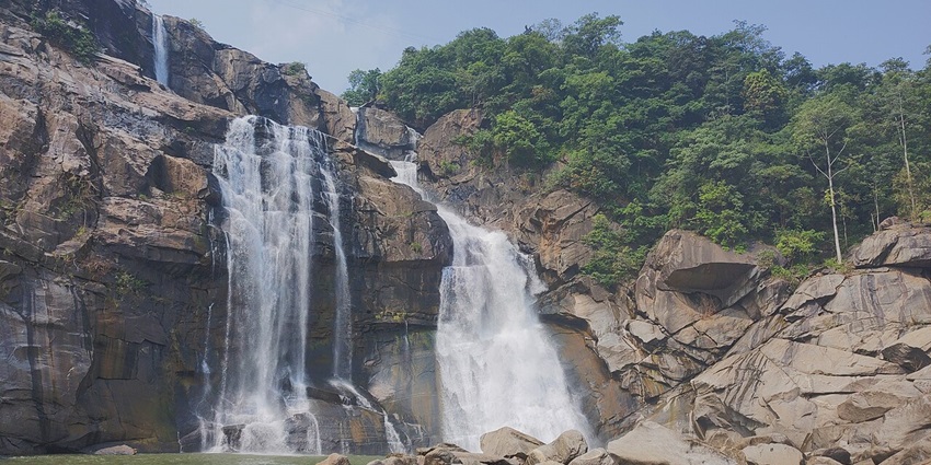 Scenic waterfall near Sakleshpur cascading through forest rocks, popular monsoon spot for nature lovers and weekend trekkers seeking tranquility.