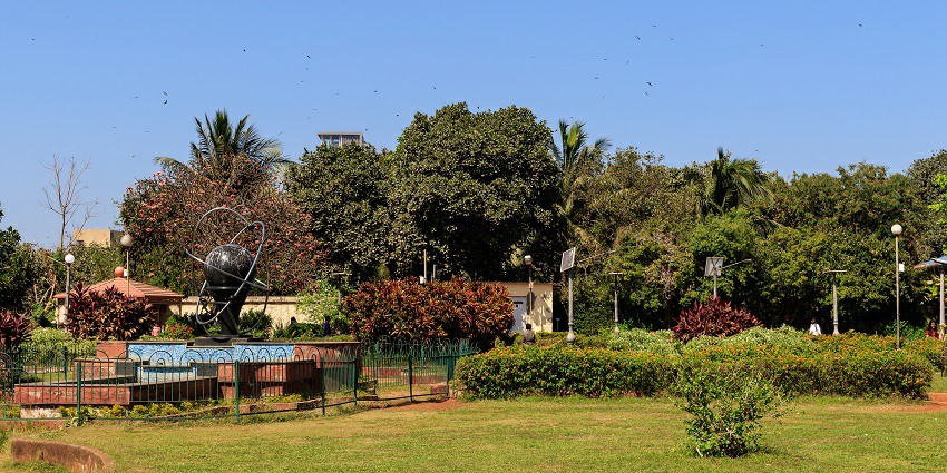 Hanging Gardens, a peaceful romantic spot near Mumbai for a serene stroll.