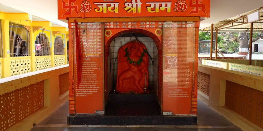 The Hanuman idol here is beautifully crafted.