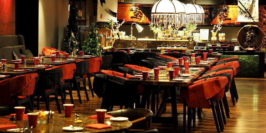 Hari Garh Restaurant is a popular eatery with scenic lake views and diverse menu options.