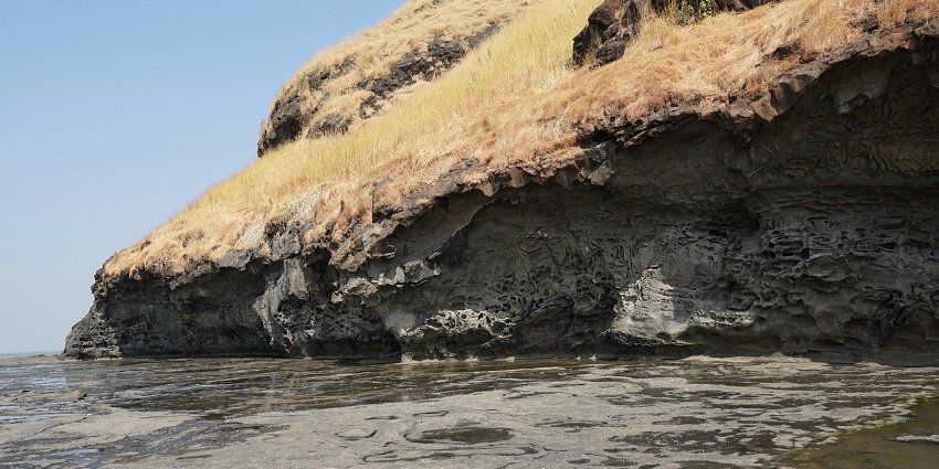 A serene picture of a beach at Harihareshwar for every traveller to visit and explore.