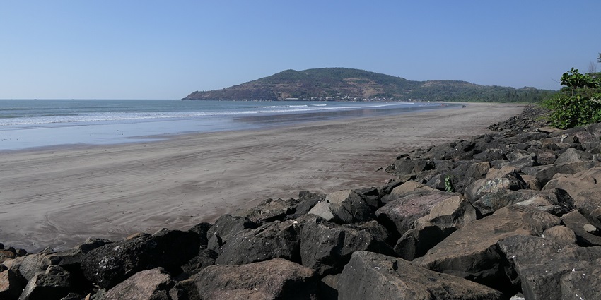View of Harihareshwar Beach, a coastal retreat known for its scenic beauty and tranquility