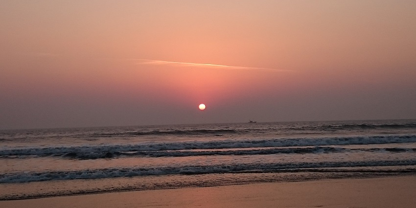 Scenic Harihareshwar Beach features serene shores and picturesque landscapes.