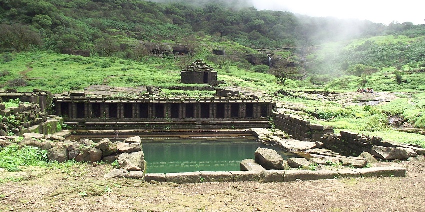 The rocky paths of the majestic Harishchandragad Fort makes it a must-visit place.