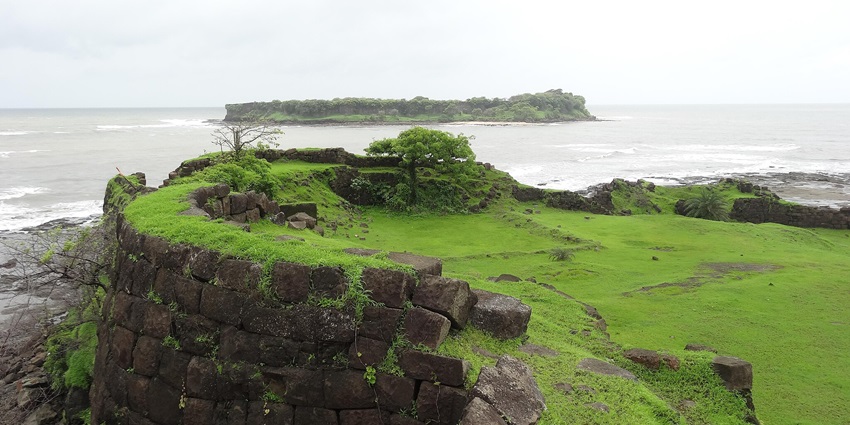 A scenic image of the Harnai beach, one of the mandatory places to visit near Ganpatipule.
