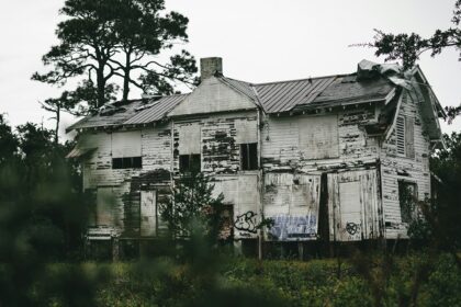 A glimpse of a spooky house nestled in Maharashtra surrounded by lush greenery.