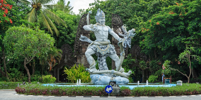Having a dinner on Nusa Dua Beach is one of the best things to do in Bali for couples