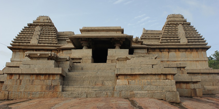 Hemakuta Hill, is among the best tourist places in Hampi with stunning views and temples.