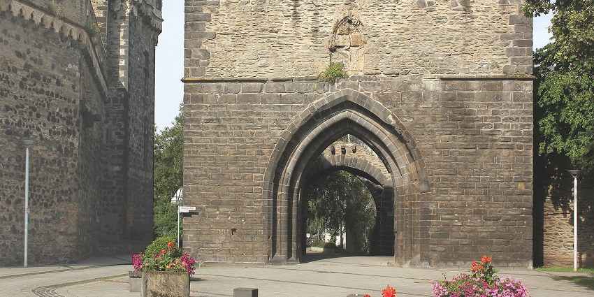 An image of the scenic Shahpur gates with intricate architecture and ancient design