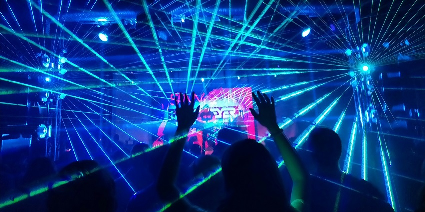 People at High Spirits, one of the top places to witness nightlife in Pune for singles.