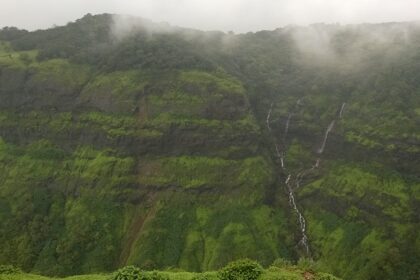 There are many hill stations near Maharashtra like Lonavala, Matheran, and Mahabaleshwar.