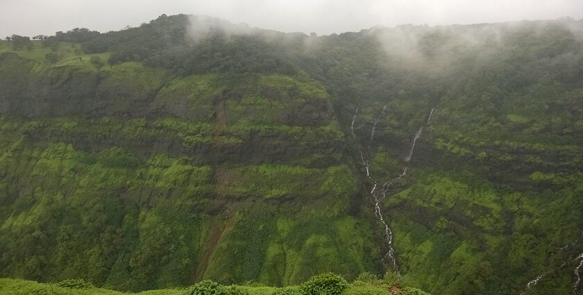 There are many hill stations near Maharashtra like Lonavala, Matheran, and Mahabaleshwar.