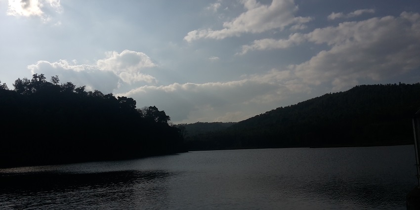 Alluring view of Hirekolale Lake at the base of Mullayanagiri hills