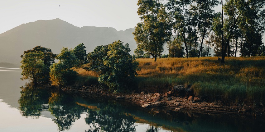 Hirimangalam lake is a tranquil escape with greenery, picnics, and birdwatching.