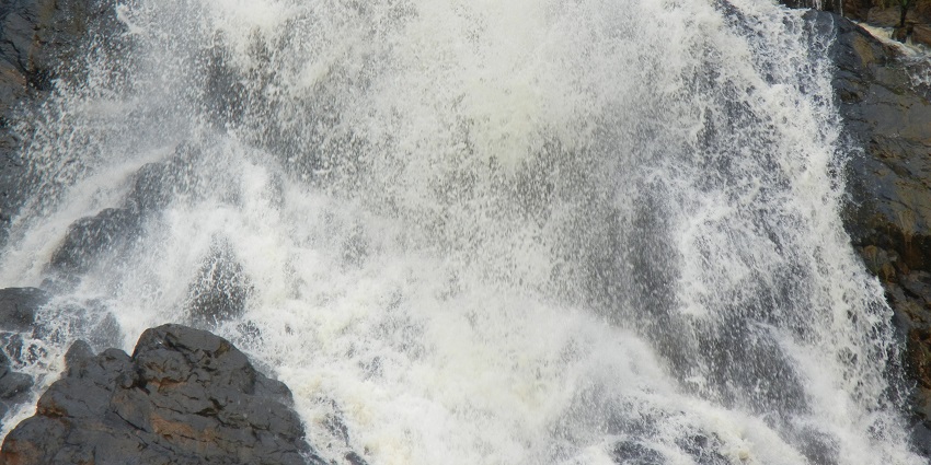 The image of water flowing at the highest speed in Hirni Falls is an attractive spot.