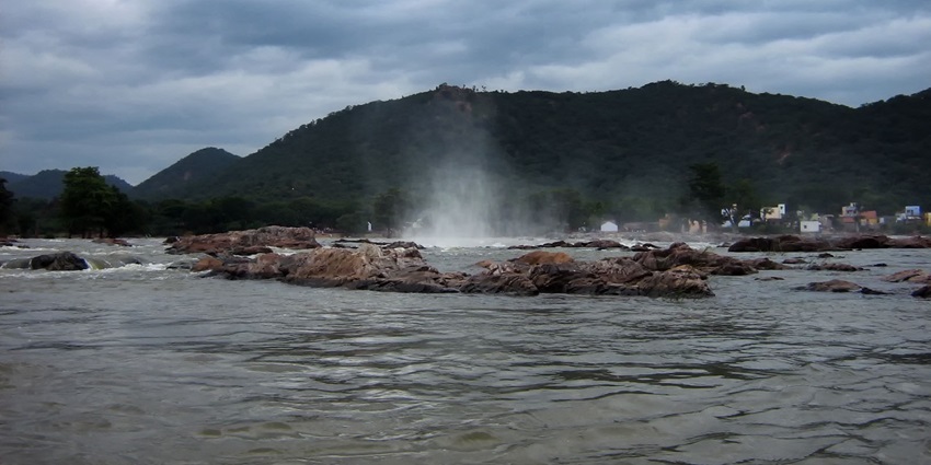 Hogenakkal Falls is a charming place to visit this year