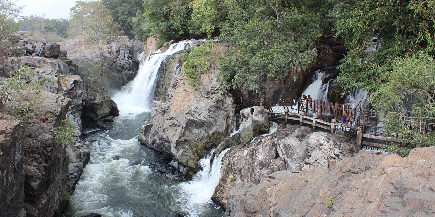 A picture of Hogenakkal Falls cascading down, one of the best places for Dharmapuri trip.