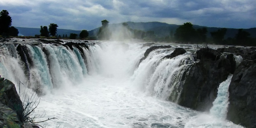 Hogenakkal Falls is a charming place, perfect for nature lovers and photographers