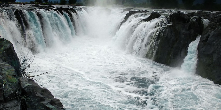 A picture of Hogenakkal Falls, one of the places to visit near Salem for adventure lovers.