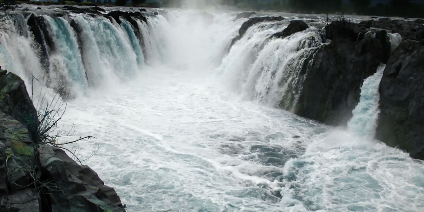 Beautiful view of Hogenakkal Falls - places to visit in April near Bangalore