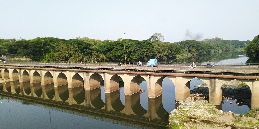 Image of Holkar Bridge, which is one of the most haunted places to visit in Maharashtra.