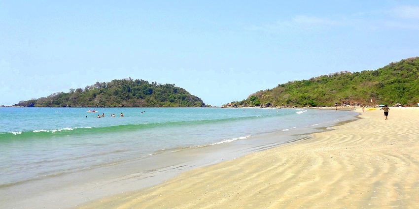 Beautiful view of clear turquoise water crashing the sandy shores of Hollant beach, offering an ideal coastal sight