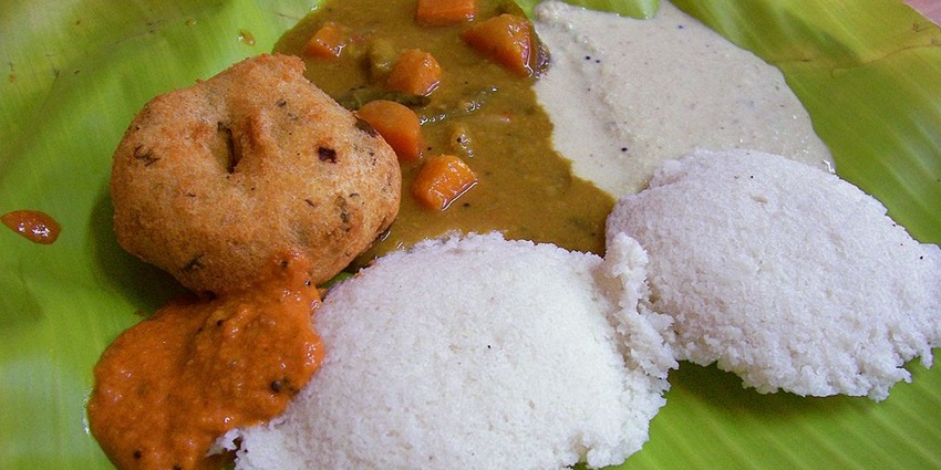 Freshly made vadas, hot and crispy at Coaker's Walk.