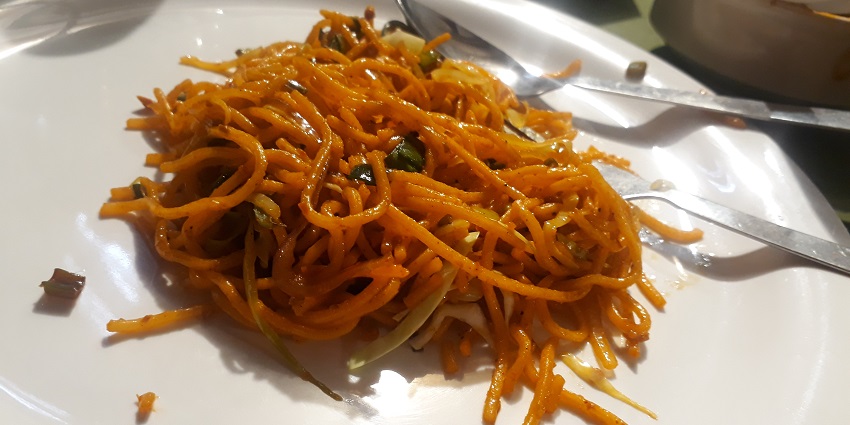 Pune style veg hakka noodles, fresh vegetables tossed along with the noodles and sauces.