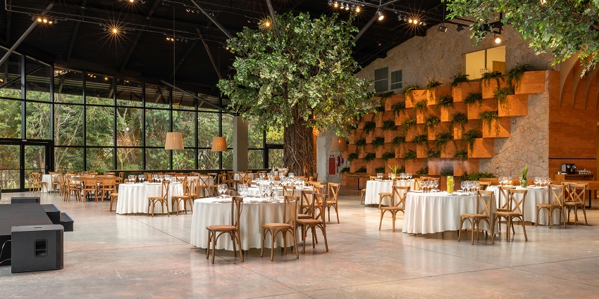 An image of the Hotel Mahendra, which is a cosy spot for intimate parties in Raipur.
