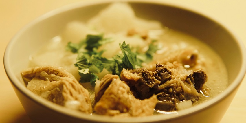 Mutton Fry, a meat delicacy, is served on a plate along with onions, lemons and chilli.