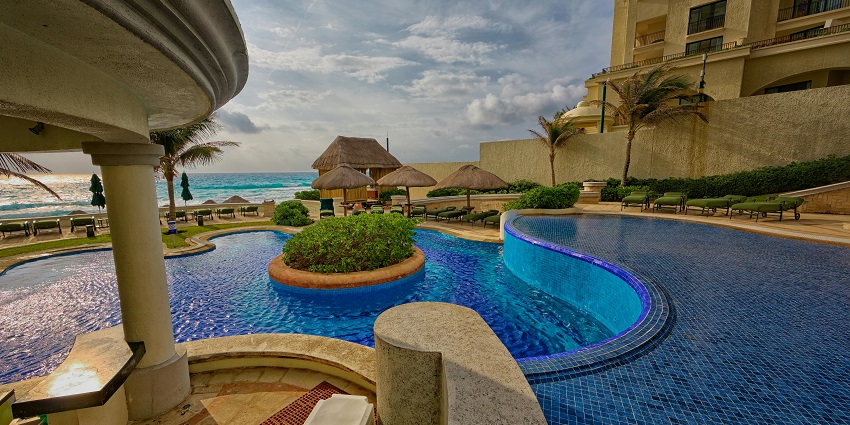 Hotel Swess Grand offers stylish rooms, vibrant settings and excellent services.