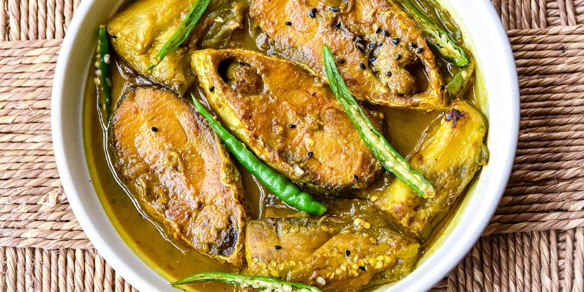 Fish curry, the best food in Kolhapur, consists of fish fry, curry, gravy, and pickles.